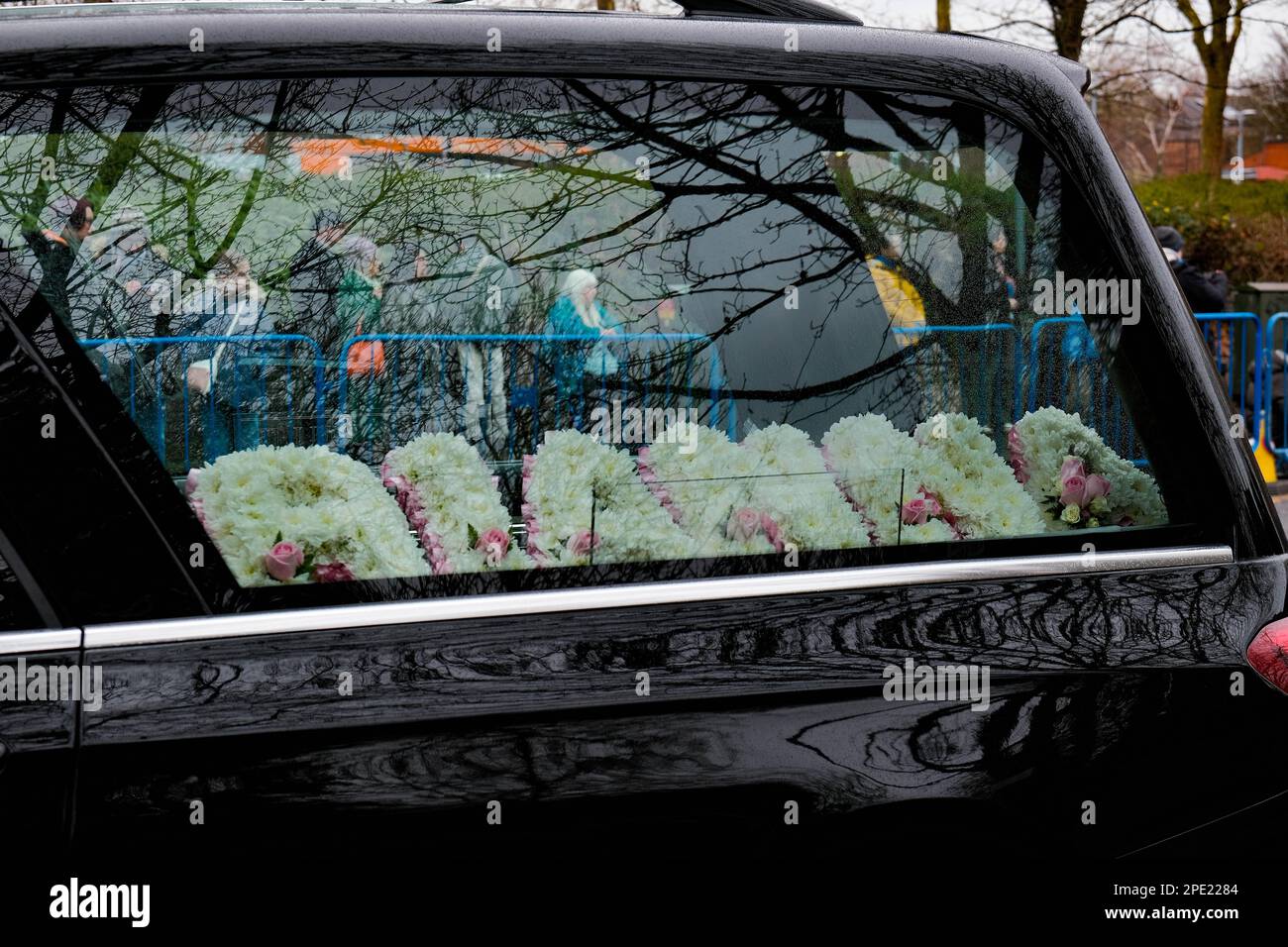 St. Elfin's Church, Warrington, Großbritannien - 15. März 2023 - die Beerdigung findet von Brianna Ghey in St. Elfin's Church in Warrington. Brianna, ein Transgender-Mädchen, wurde am Samstag, den 11. Februar, in Culcheth Linear Park, Warrington, Cheshire, erstochen. Sie war 16 Jahre alt. Ein Mädchen aus Warrington, Cheshire und ein Junge aus Leigh, Lancashire, beide im Alter von 15 Jahren, wurden wegen Mordes angeklagt. Credit Mark Lear/Alamy Live News Stockfoto