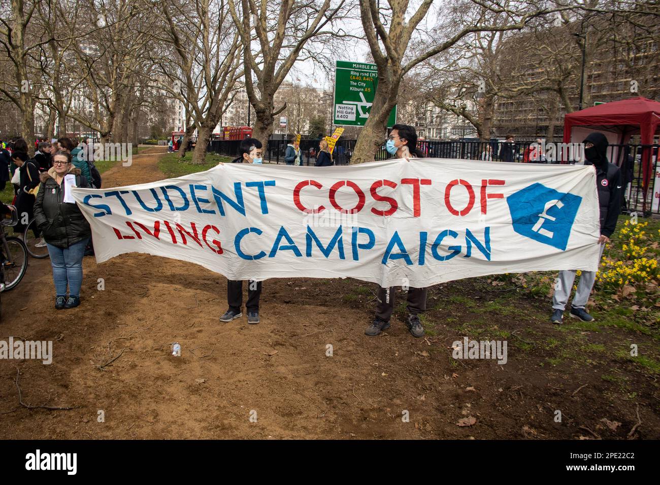 London, Vereinigtes Königreich - 15. März 2023: Demonstranten aus verschiedenen Gruppen, darunter Lehrer, Beamte, Ärzte, UCU-Mitarbeiter, Mitarbeiter der Londoner U-Bahn und andere versammelten sich in der Hyde Park Corner, um im Rahmen eines nationalen Streiks für höhere Bezahlung am Budget Day zu demonstrieren. Kredit: Sinai Noor/Alamy Live News Stockfoto London, Vereinigtes Königreich - 15. März 2023: Demonstranten aus verschiedenen Gruppen, darunter Lehrer, Beamte, Ärzte, UCU-Mitarbeiter, Mitarbeiter der Londoner U-Bahn und andere versammelten sich in der Hyde Park Corner, um im Rahmen eines nationalen Streiks für höhere Bezahlung am Budget Day zu demonstrieren. Kredit: Sinai Noor/Alamy Live News Stockfoto