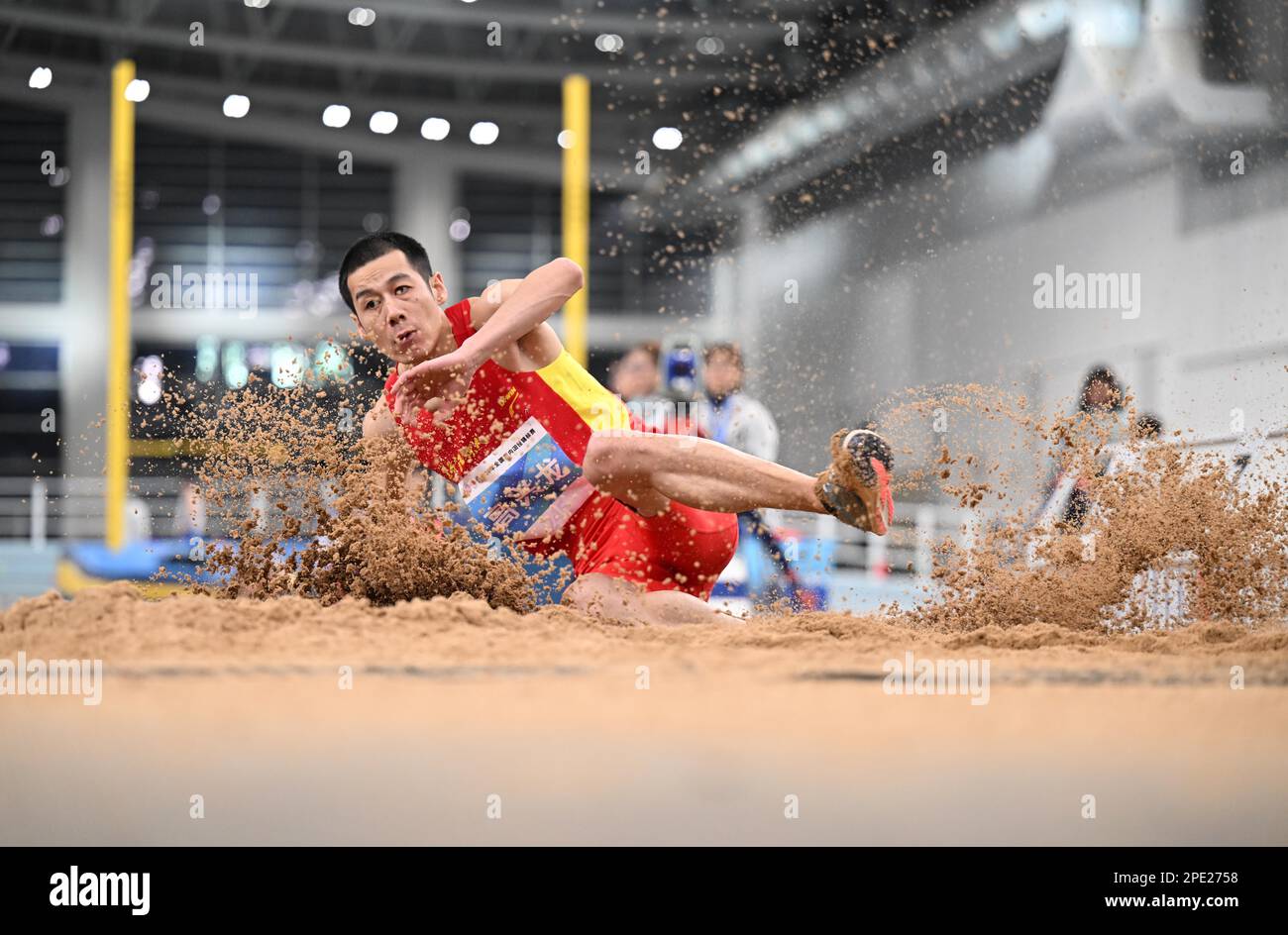 Tianjin. 15. März 2023. Gao Xinglong tritt beim Langsprung-Finale der chinesischen Nationalen Leichtathletik-Hallenmeisterschaft 2023 im Tuanbo Sports Center in Nordchina in Tianjin am 15. März 2023 an. Kredit: Zhao Zishuo/Xinhua/Alamy Live News Stockfoto