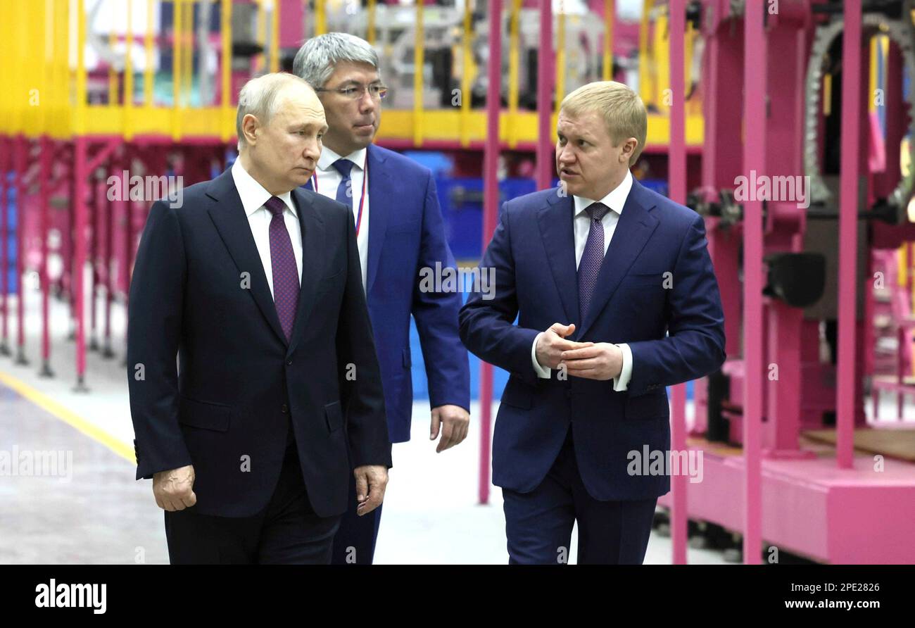 Ulan-Ude, Russland. 14. März 2023. Der russische Präsident Wladimir Putin besichtigt das Ulan-Ude-Flugzeugwerk in Begleitung des Geschäftsführers Alexei Kozlov, Right, und des Leiters der Republik Buryatien Alexei Tsydenov, Zentrum, 14. März 2023 in Ulan-Ude, Buryatien. Russland. Kredit: Mikhail Metzel/Kreml Pool/Alamy Live News Stockfoto