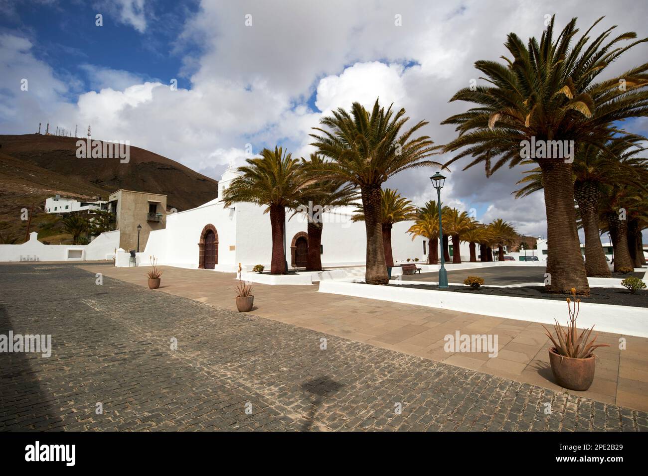 plaza de san marcial mit der kirche iglesia de san marcial del rubicon Femes Lanzarote, Kanarische Inseln, Spanien Stockfoto