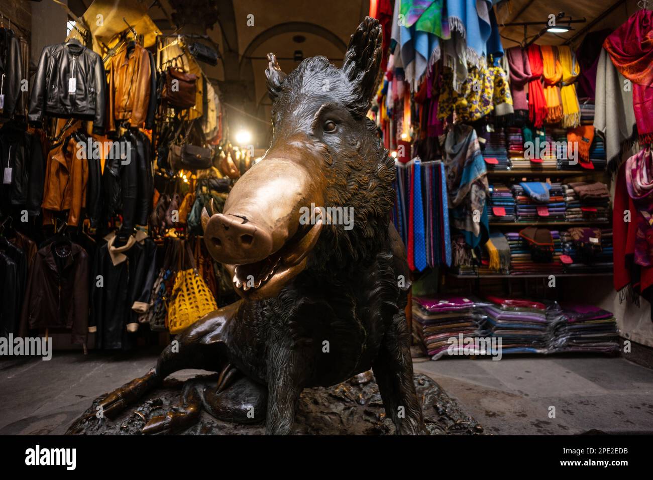 Il Porcellino ein bronzefarbener Wildschweinbrunnen in Florenz mit einer Schnauze, die roh von Besuchern eingerieben wurde, die Münzen darauf reiben, um für Glück in den Brunnen zu fallen. Stockfoto