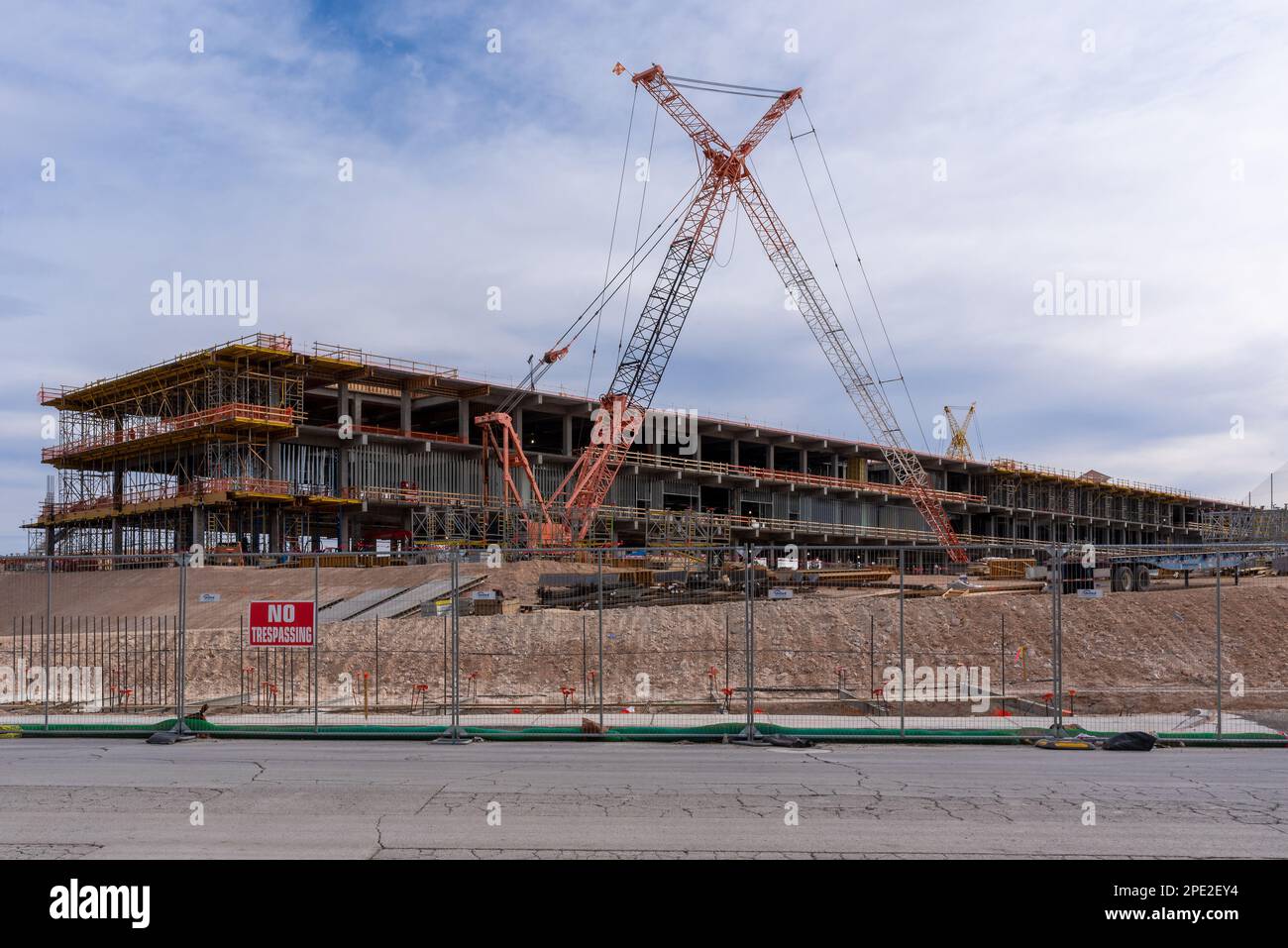 Tribünen im Bau, Kräne im Vordergrund, auf dem Gelände des diesjährigen Formel 1 Heineken Silver Las Vegas Grand Prix, Las Vegas, USA. Stockfoto