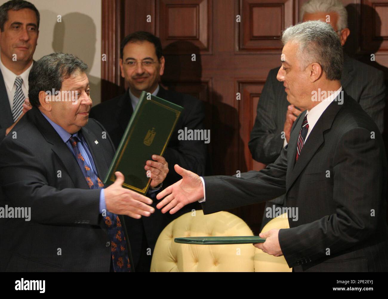 Egyptian Minister of Petroleum Sameh Fahmy, right, shakes hands with Israeli Infrastructure Minister Binyamin Ben Eliezer after signing an agreement to clear the way for a long-awaited US$2.5 billion (euro2.1 billion) gas deal to supply Egyptian natural gas to Israel in Cairo, Egypt Thursday June 30, 2005.. (AP Photo/Amr Nabil) Stockfoto