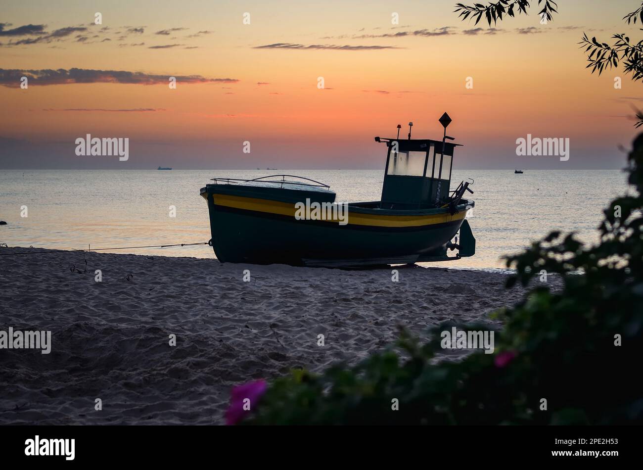 Schöner Morgenblick an der polnischen Küste in Gdynia. Schiff auf einem Sandstrand am Morgen. Stockfoto