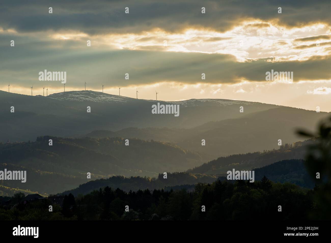 Windturbinen auf der weinebene in steiermark Stockfoto