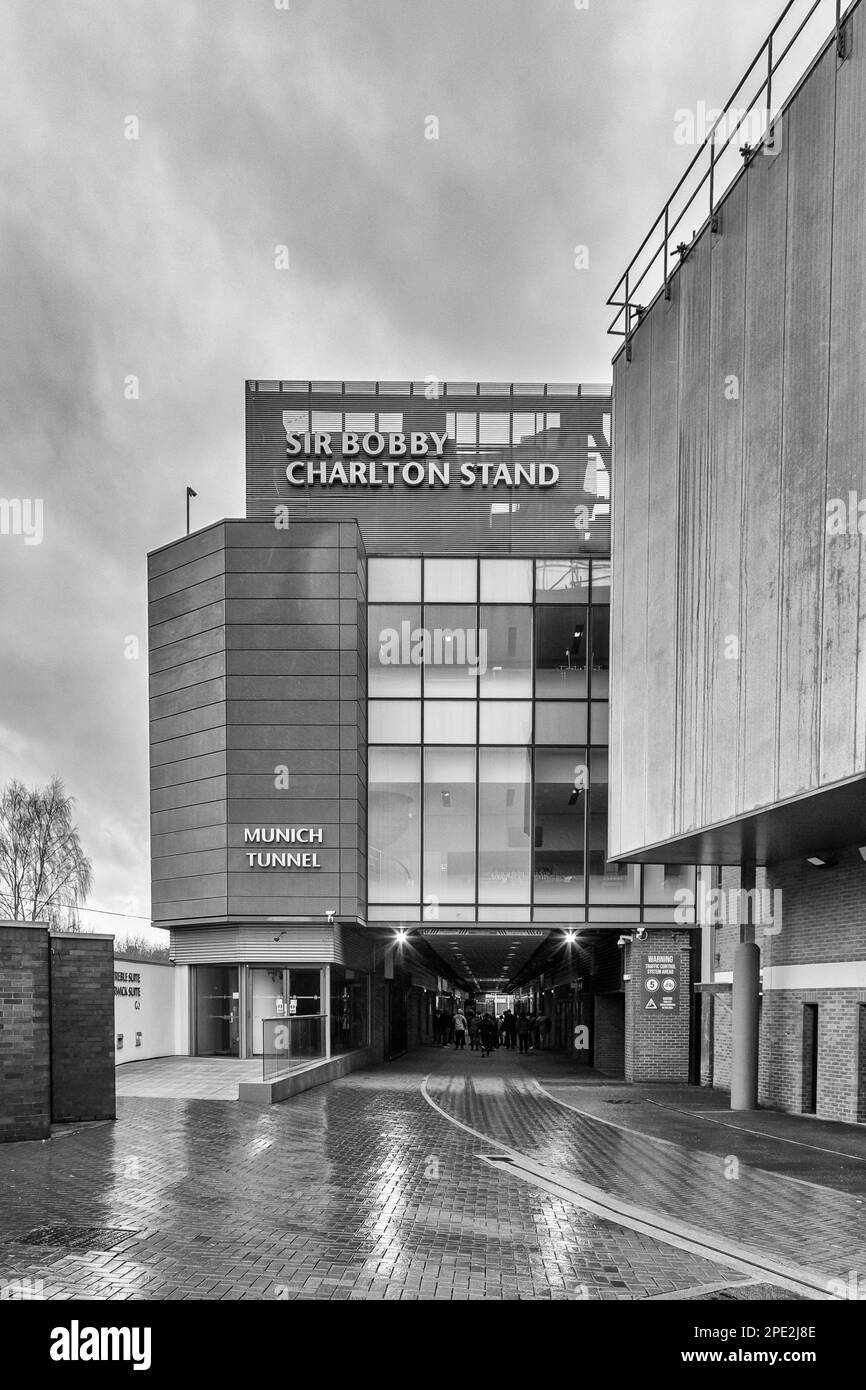 Sir Bobby Charlton steht mit dem Münchner Tunnel darunter im Old Trafford Haus von Manchester United in Monochrom Stockfoto