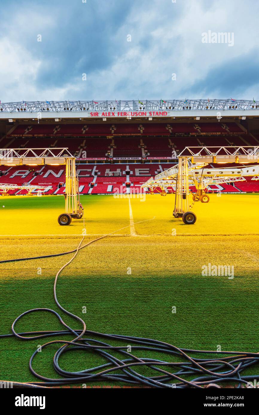 Manchester United Ground in Old Trafford an einem Non-Match-Tag mit künstlicher Beleuchtungsausrüstung auf dem Platz, um das Graswachstum zu fördern Stockfoto
