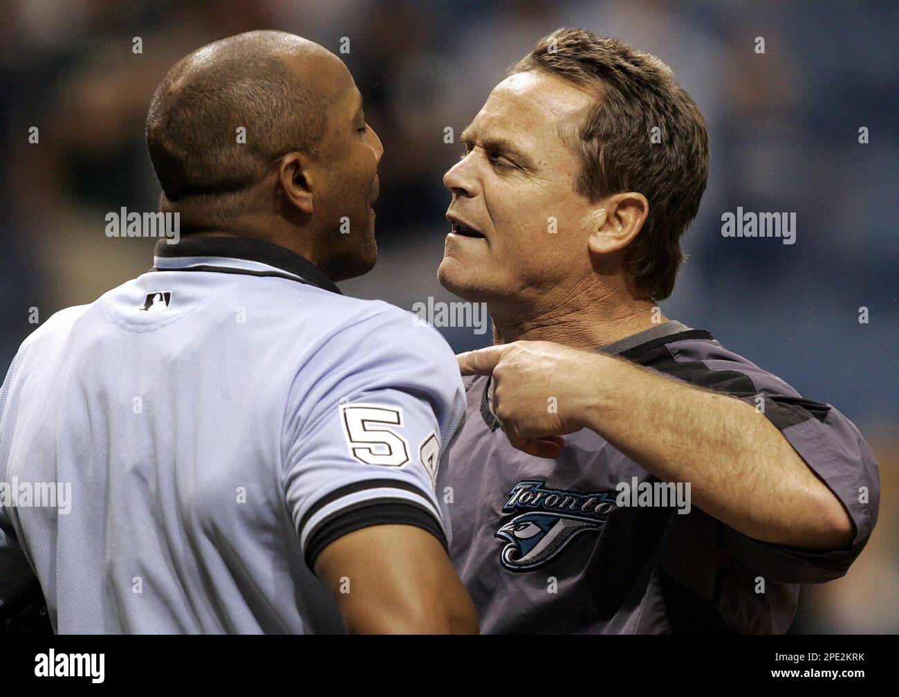 Toronto Blue Jays manager John Gibbons goes face-to-face with home plate umpire C.B. Bucknor after being ejected for arguing balls and strikes during the third inning against the Tampa Bay Devil Rays on Monday night, June 27, 2005, in St. Petersburg, Fla. (AP Photo/Chris O'Meara) Stockfoto