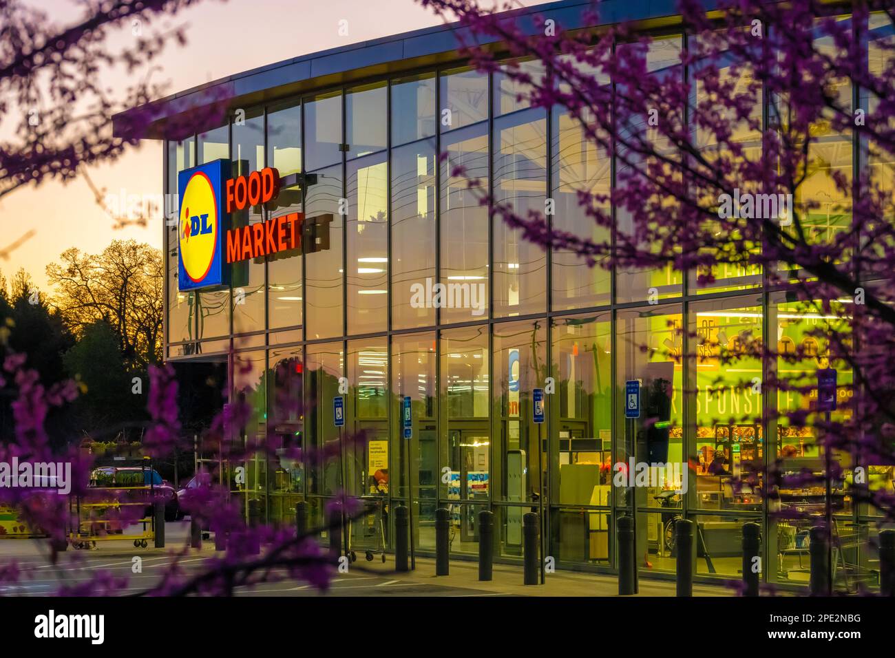 Blick von innen/außen auf den Lidl Food Market in der Abenddämmerung in Snellville (Metro Atlanta), Georgia. (USA) Stockfoto