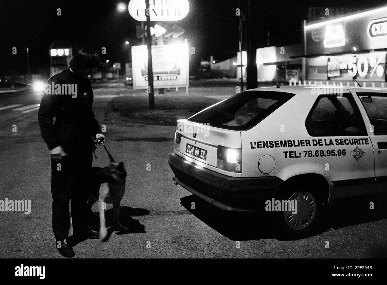 Archive 90ies: Eine private Sicherheitsfirma sorgt nachts für die Sicherheit der Publikationen in Saint-Bonnet de Mure, Rhone, Frankreich, 1992 Stockfoto