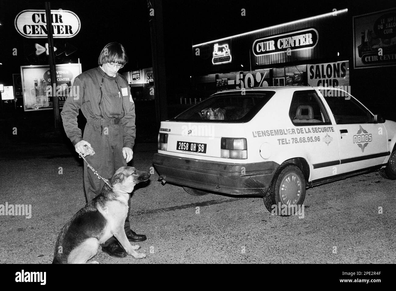 Archive 90ies: Eine private Sicherheitsfirma sorgt nachts für die Sicherheit der Publikationen in Saint-Bonnet de Mure, Rhone, Frankreich, 1992 Stockfoto