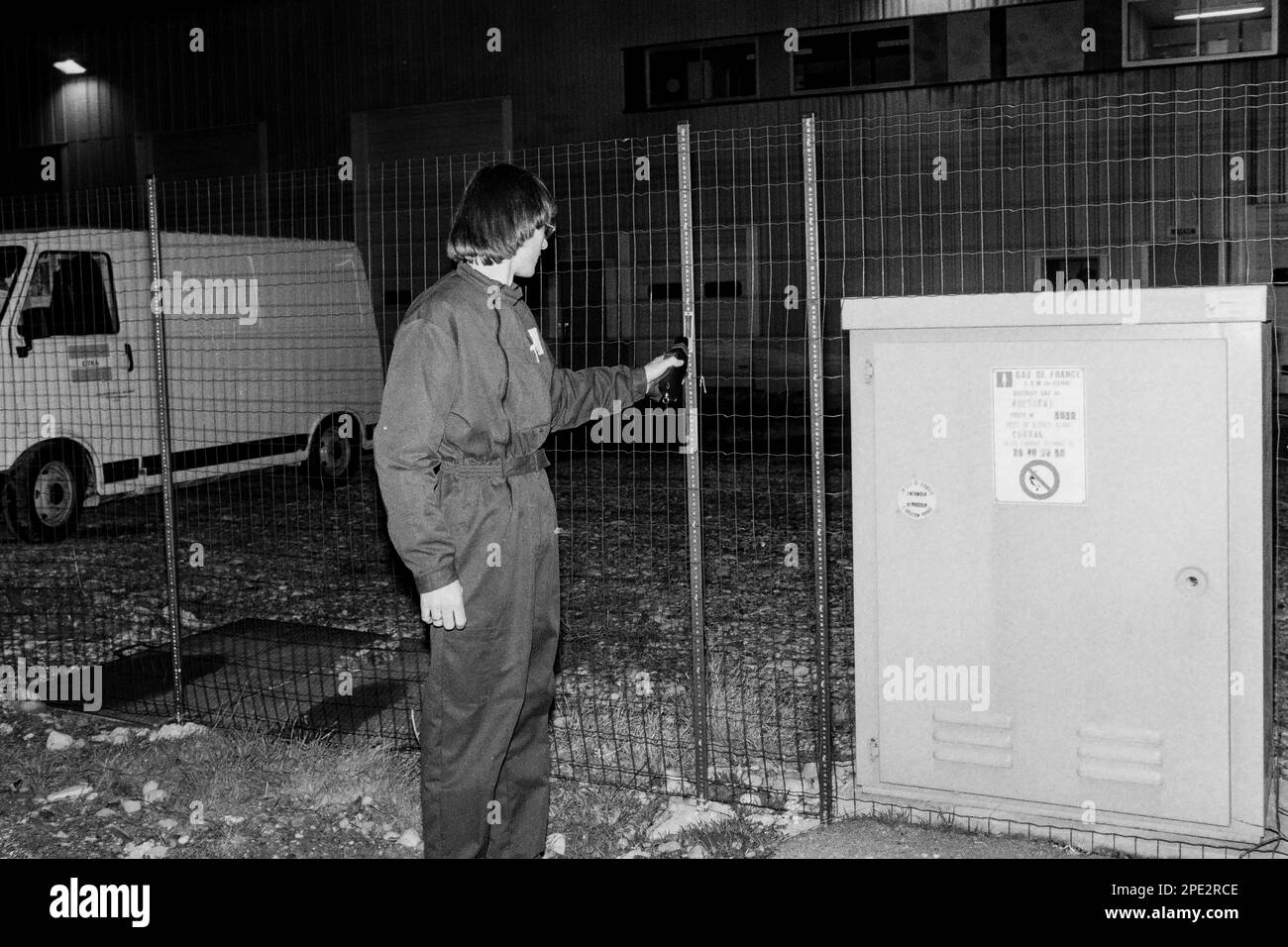 Archive 90ies: Eine private Sicherheitsfirma sorgt nachts für die Sicherheit der Publikationen in Saint-Bonnet de Mure, Rhone, Frankreich, 1992 Stockfoto