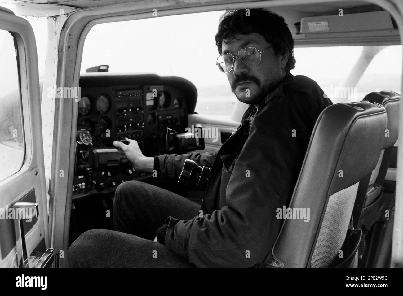Archive 90ies: Fotograf Serge Mouraret in einem kleinen Flugzeug, vor einer Luftschießerei, Rhone, Rhone-Alpen, Frankreich, 1992 Stockfoto
