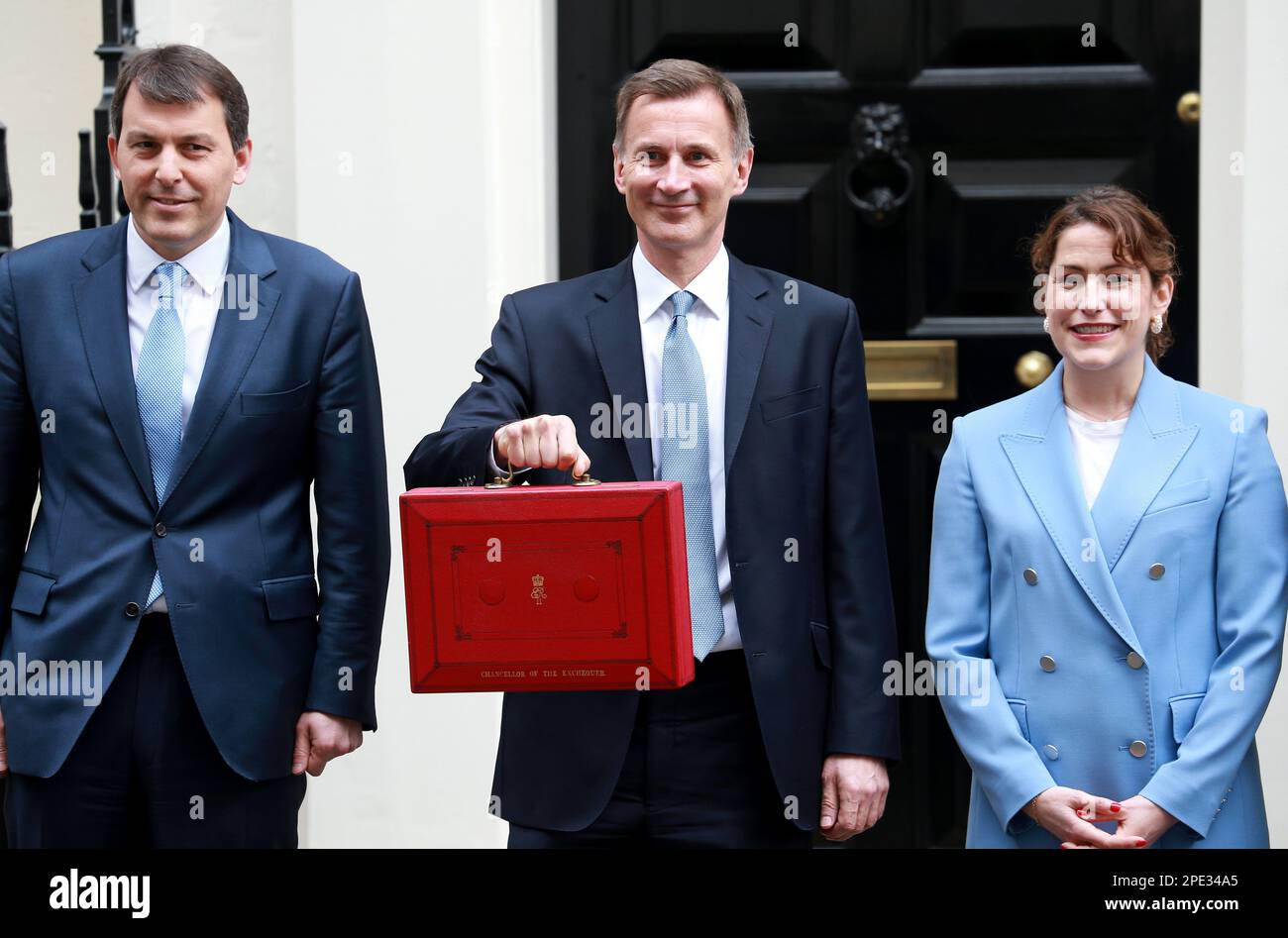 Jeremy Hunt verlässt die Downing Street mit dem Versandkarton, um dem parlament am 15. März 2023 in London, England, seinen Frühjahrshaushalt vorzulegen. Stockfoto