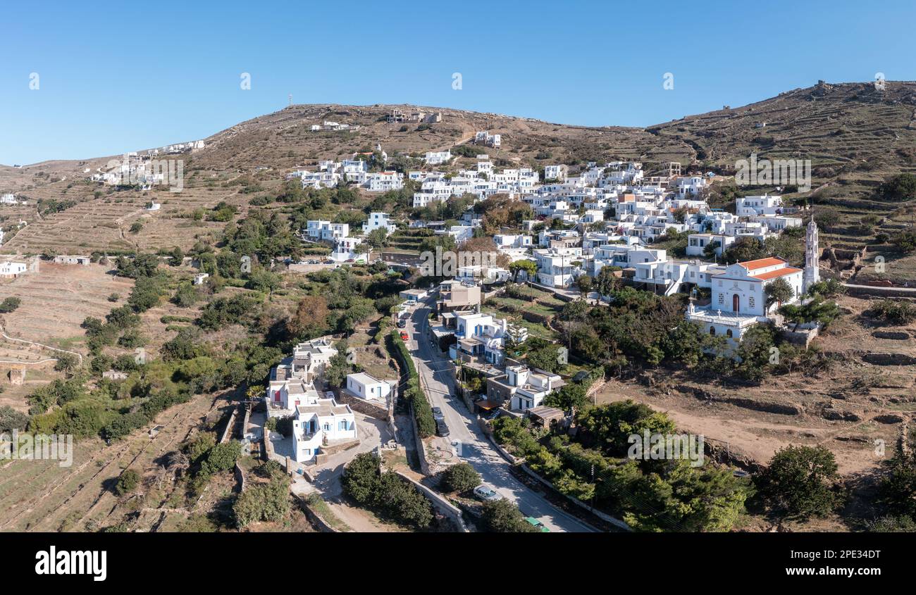 Kykladen, Griechenland. Tinos, griechische Insel, Luftaufnahme von Kardiani Dorfstadt, weiße Gebäude, wolkiger blauer Himmel Stockfoto
