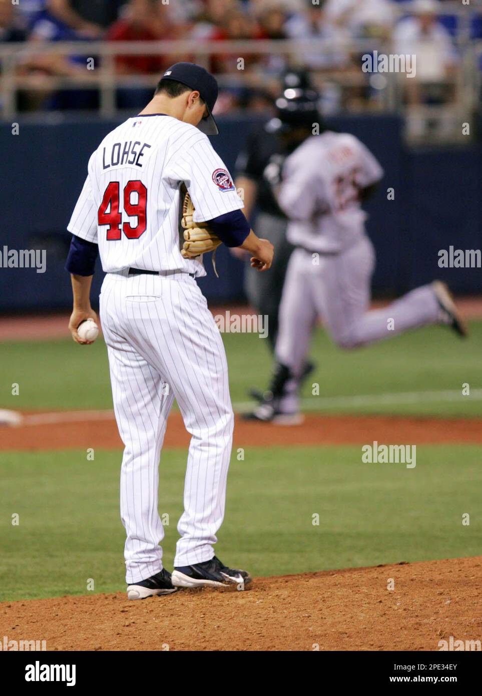 Minnesota Twins pitcher Kyle Lohse looks down after giving up a two-run home run to Detroit Tigers Dmitri Young, background, in the fifth inning Tuesday, June 21, 2005, in Minneapolis. (AP Photo/Jim Mone) Stockfoto