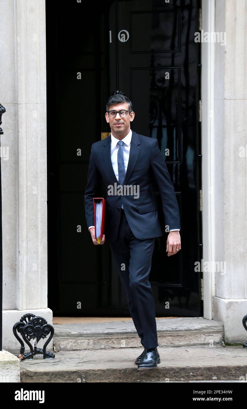 Rishi Sunak verlässt die Downing Street number10, um am 15. März 2023 in London an den Fragen der Premierminister teilzunehmen. Stockfoto