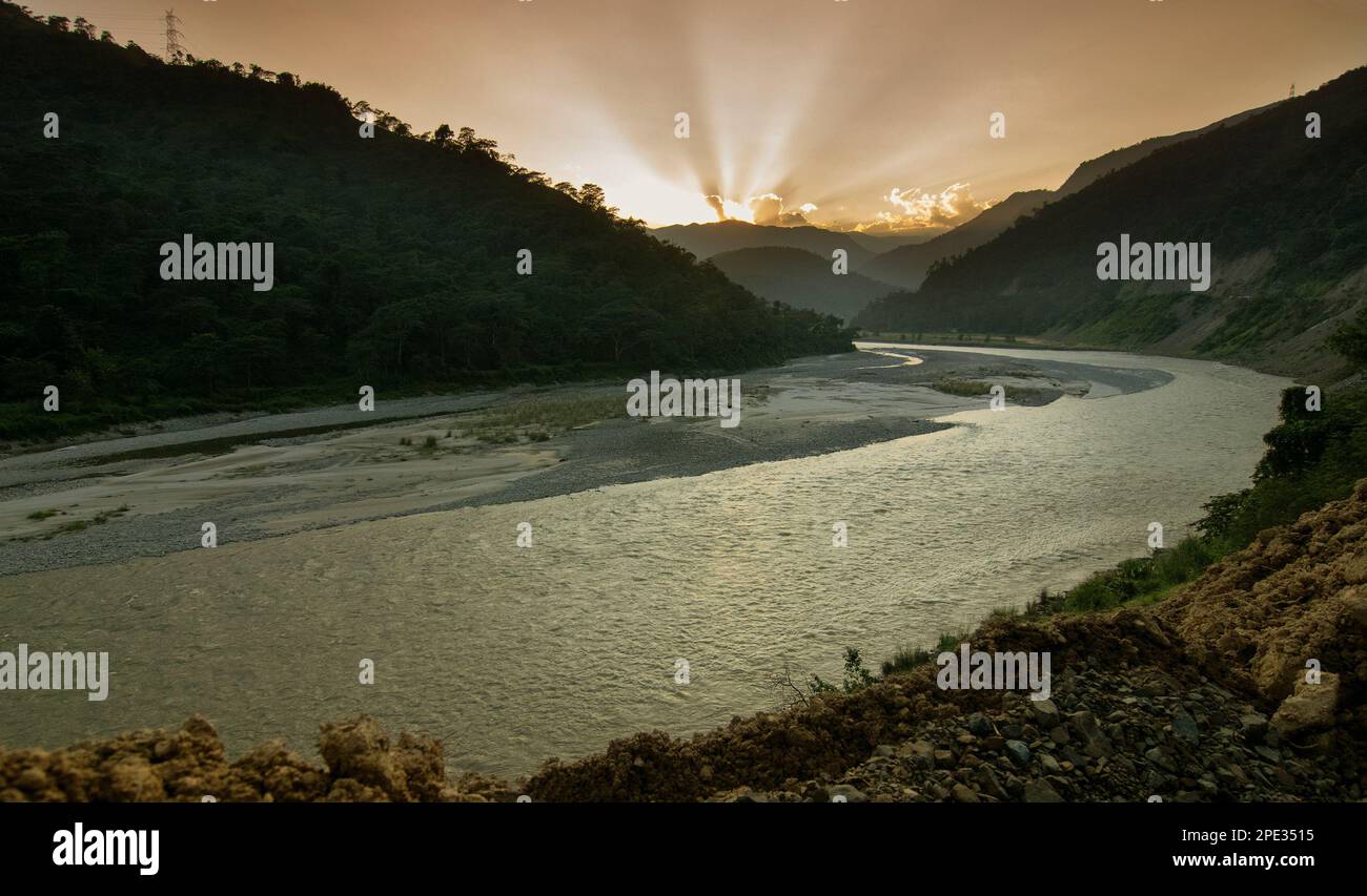 Wunderschöner Sonnenuntergang über dem Tista River Turn, Himalaya Berge, Sikkim, Indien. Der Teesta River ist ein langer Fluss, der sich im Pauhunri-Berg von Himala erhebt Stockfoto