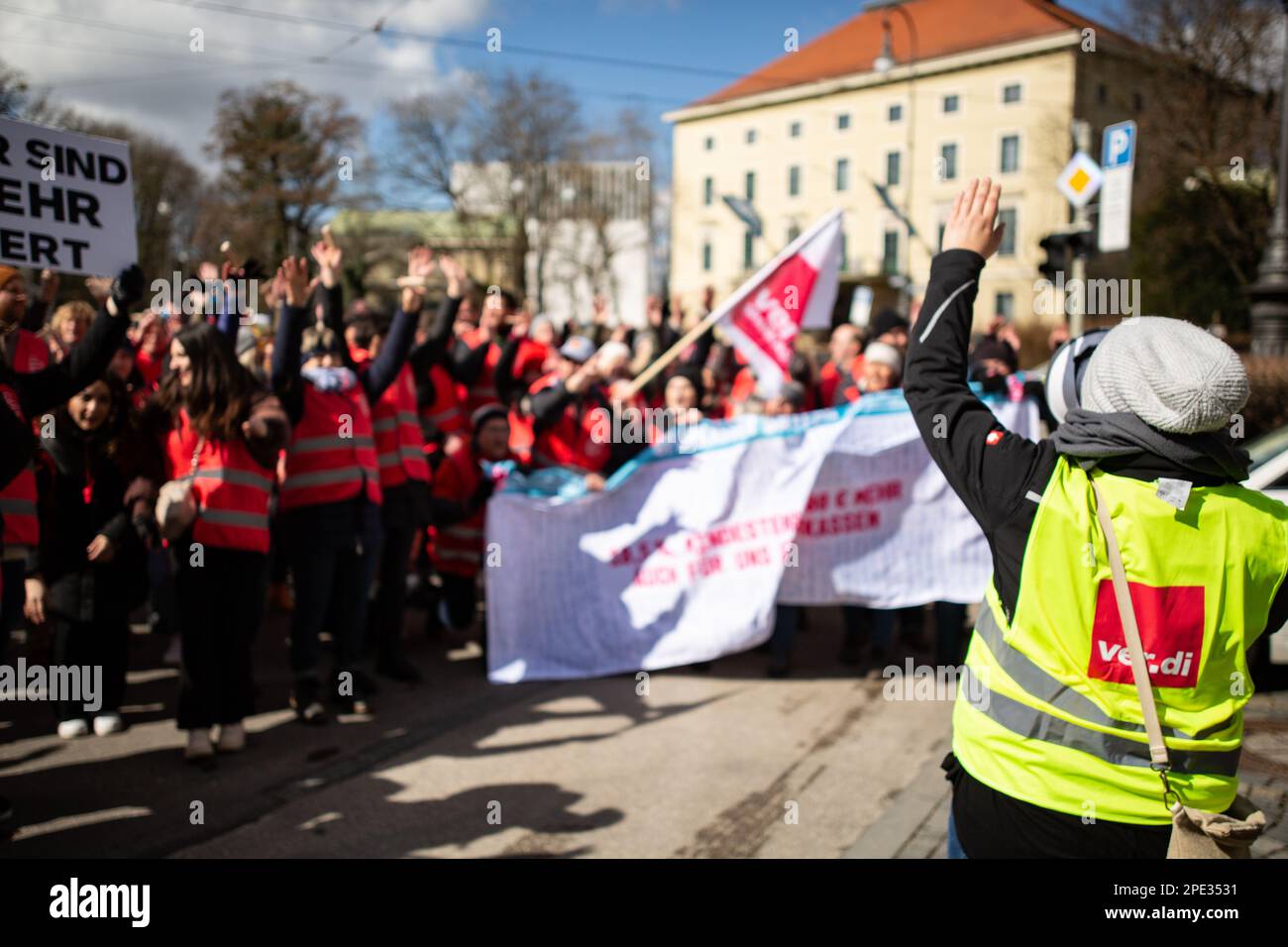 München, Deutschland. 15. März 2023. Am 15. März 2023 trafen sich mit Unterstützung der Gewerkschaft Verdi Hunderte streikender Mitarbeiter der Sparkasse aus ganz Bayern in München, Deutschland, um ihre Forderung nach 10,5%, aber mindestens 500 Euro höheren Löhnen zu unterstreichen. (Foto: Alexander Pohl/Sipa USA) Guthaben: SIPA USA/Alamy Live News Stockfoto