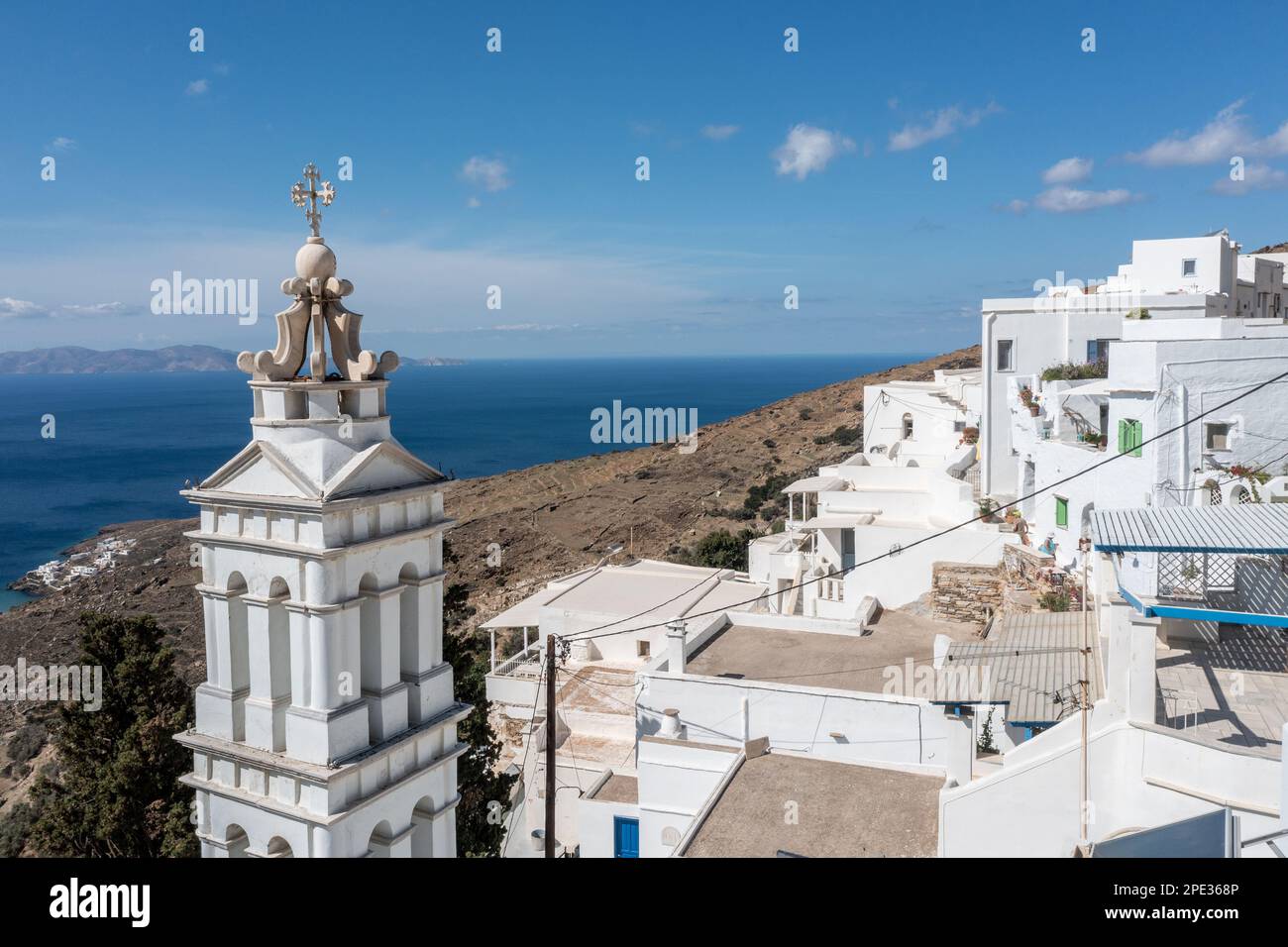 Kykladen, Griechenland. Tinos, griechische Insel, Luftblick auf das Dorf Kardiani, weiße Gebäude und Kirchenglocke, blauer Himmel Stockfoto