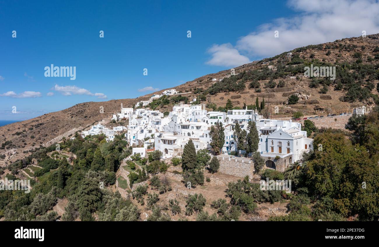 Kykladen, Griechenland. Tinos, griechische Insel, Luftaufnahme von Kardiani Dorfstadt, weiße Gebäude, wolkiger blauer Himmel Stockfoto