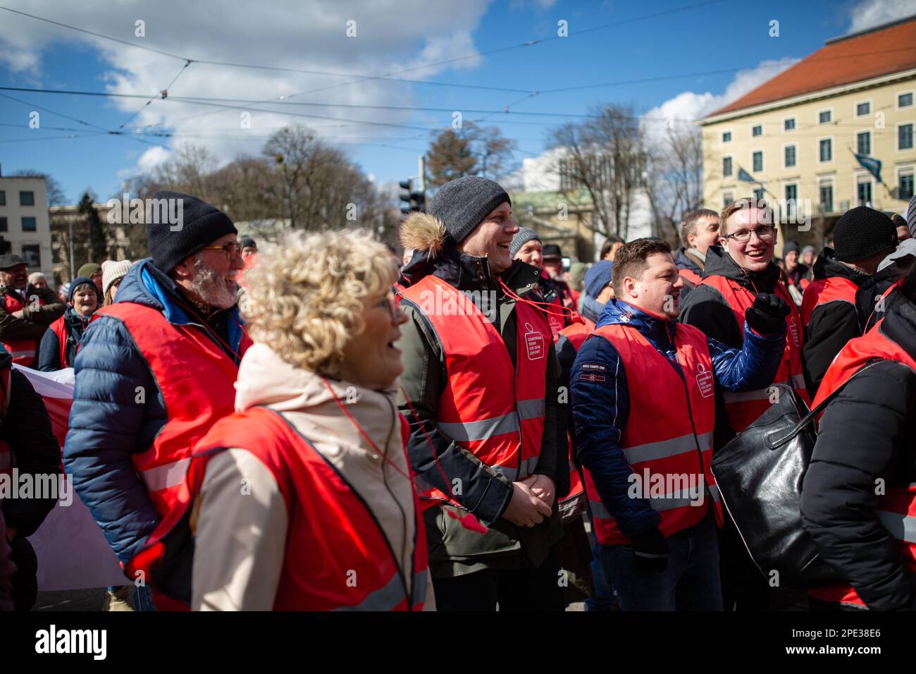 Am 15. März 2023 trafen sich mit Unterstützung der Gewerkschaft Verdi Hunderte streikender Mitarbeiter der Sparkasse aus ganz Bayern in München, Deutschland, um ihre Forderung nach 10,5%, aber mindestens 500 Euro höheren Löhnen zu unterstreichen. (Foto: Alexander Pohl/Sipa USA) Stockfoto