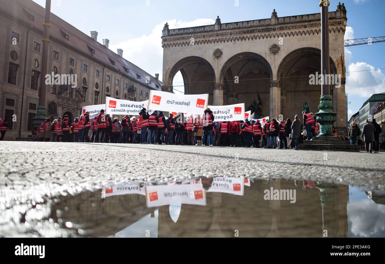 München, Deutschland. 15. März 2023. Am 15. März 2023 trafen sich mit Unterstützung der Gewerkschaft Verdi Hunderte streikender Mitarbeiter der Sparkasse aus ganz Bayern in München, Deutschland, um ihre Forderung nach 10,5%, aber mindestens 500 Euro höheren Löhnen zu unterstreichen. (Foto: Alexander Pohl/Sipa USA) Guthaben: SIPA USA/Alamy Live News Stockfoto