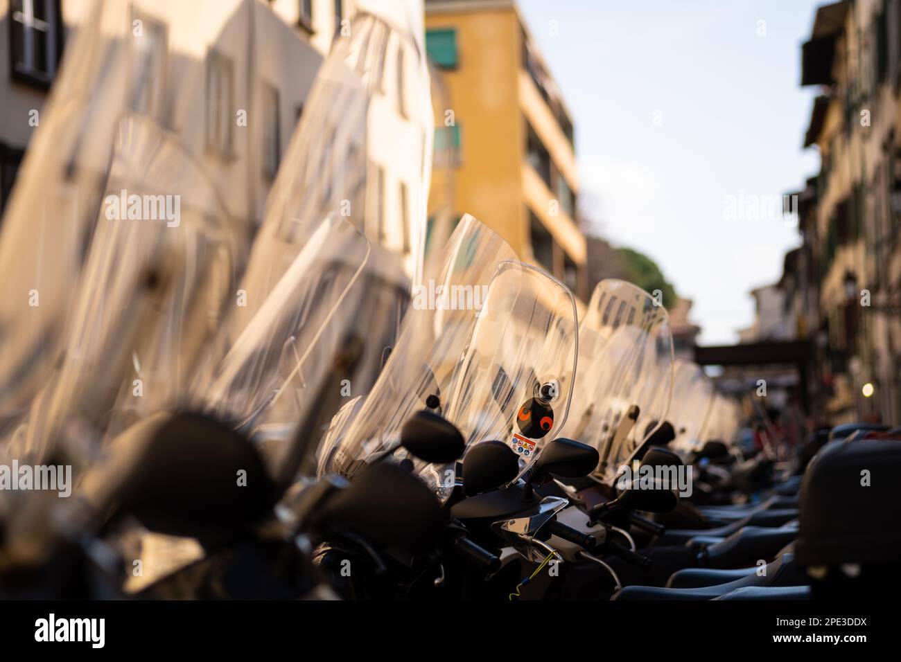 Mopeds und Motorroller auf den Straßen von Florenz in Italien. Stockfoto