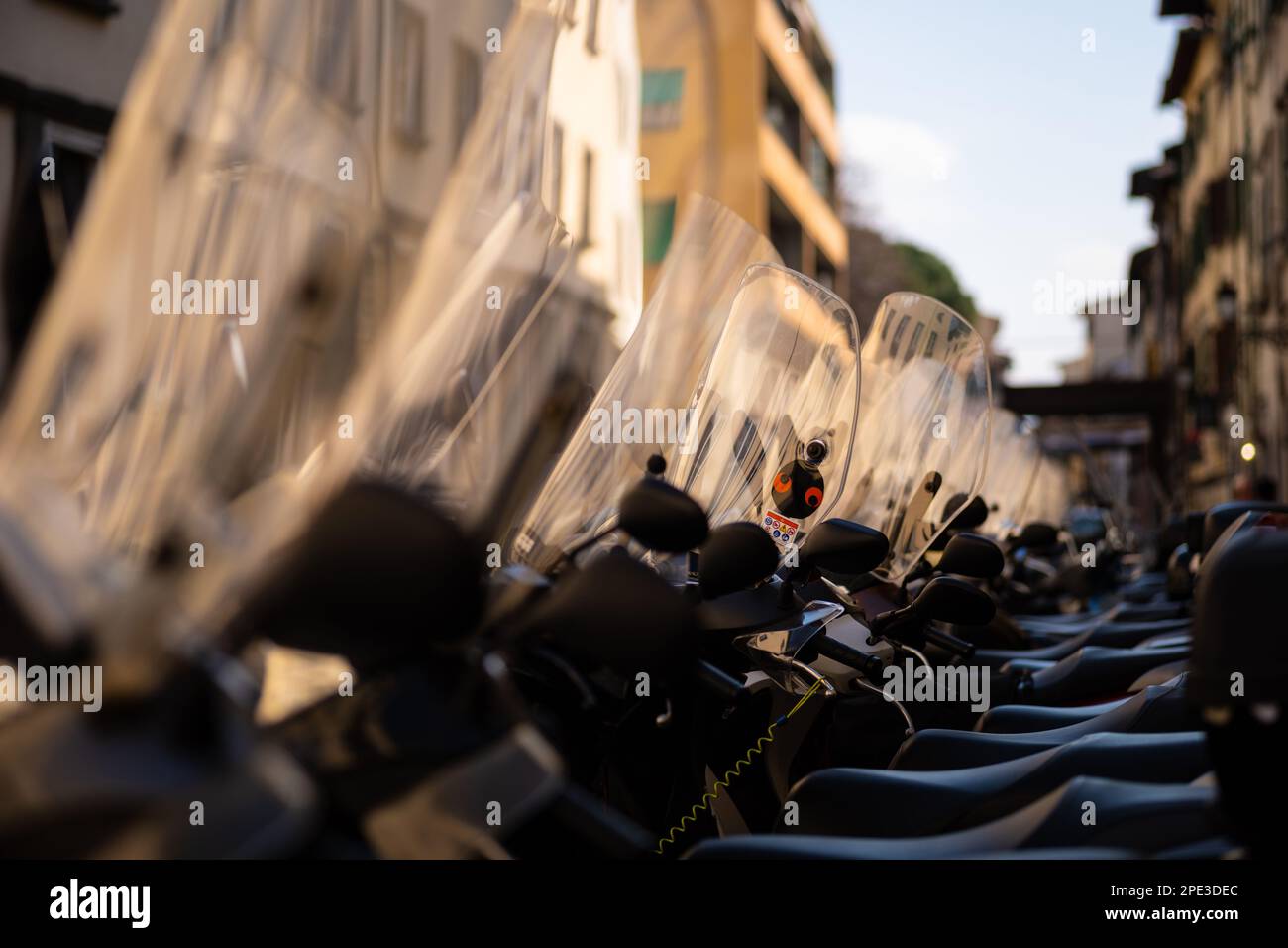 Mopeds und Motorroller auf den Straßen von Florenz in Italien. Stockfoto