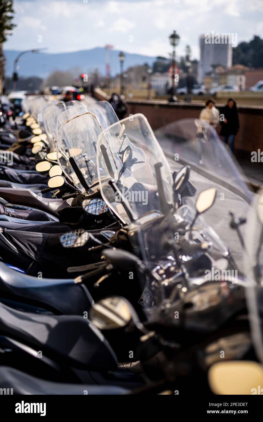 Mopeds und Motorroller auf den Straßen von Florenz in Italien. Stockfoto