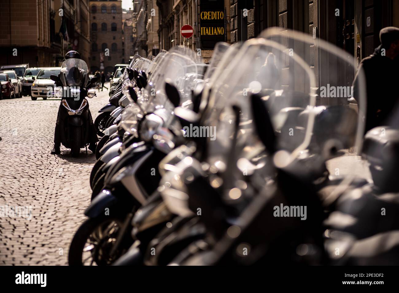 Mopeds und Motorroller auf den Straßen von Florenz in Italien. Stockfoto