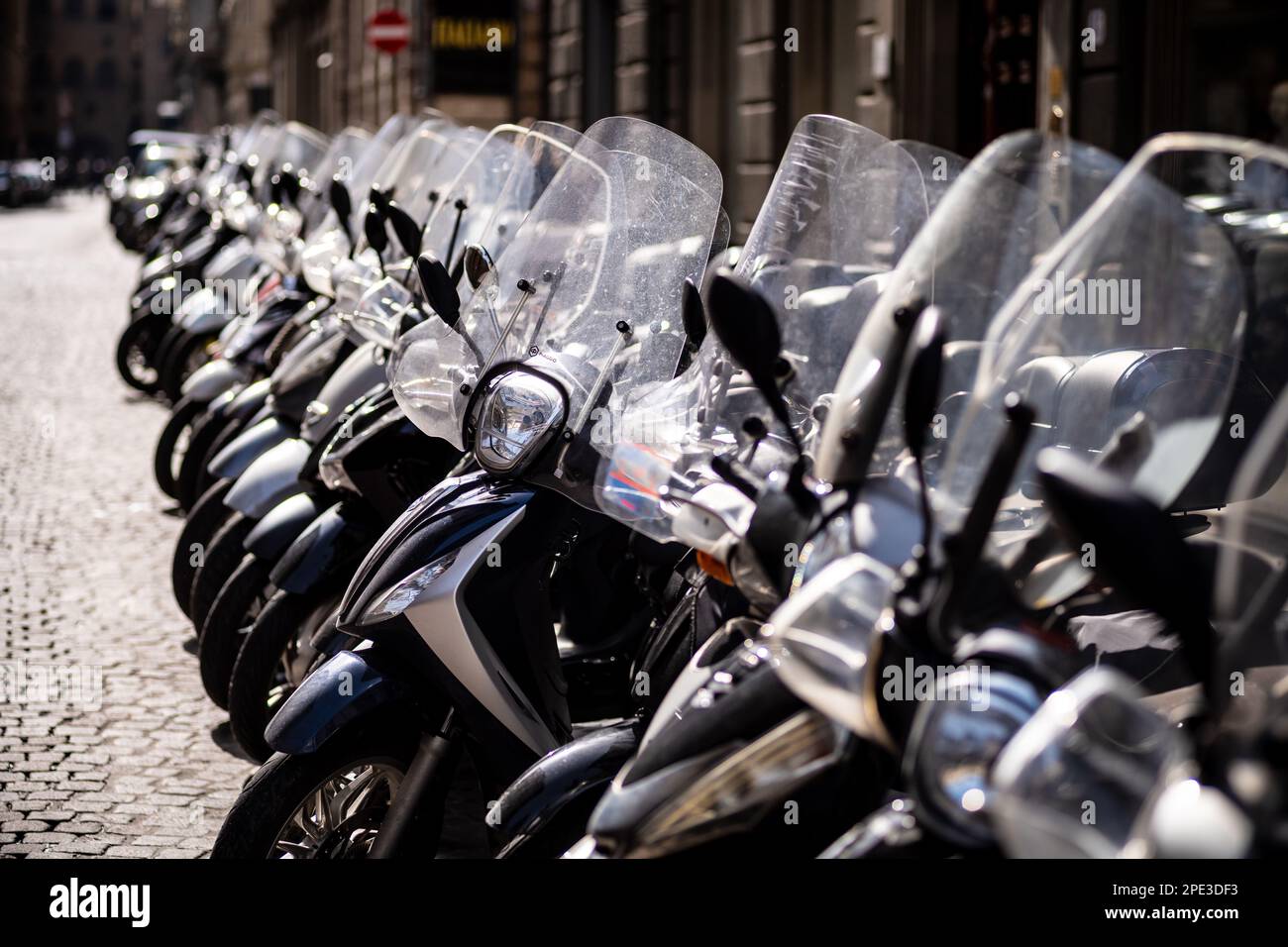 Mopeds und Motorroller auf den Straßen von Florenz in Italien. Stockfoto