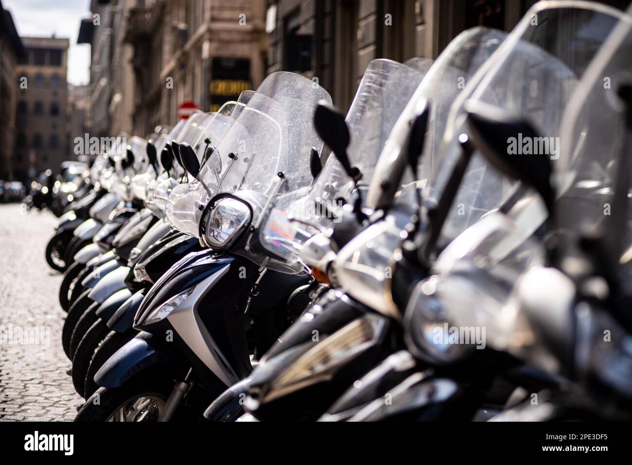 Mopeds und Motorroller auf den Straßen von Florenz in Italien. Stockfoto