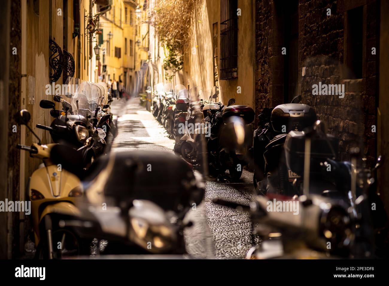 Mopeds und Motorroller auf den Straßen von Florenz in Italien. Stockfoto