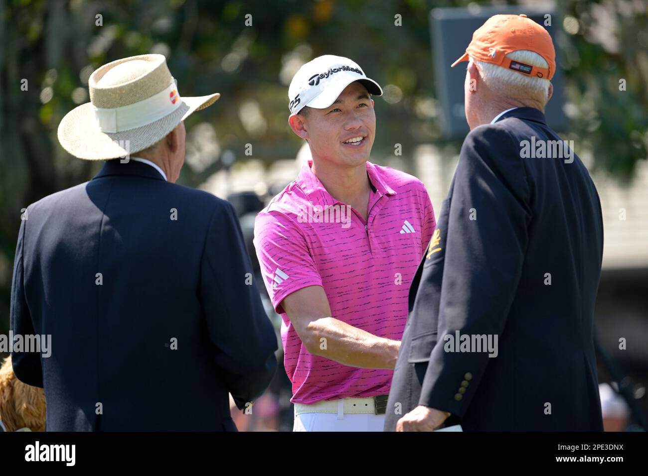 Collin Morikawa, center, arrives to the first tee during the first round of the Arnold Palmer Invitational golf tournament, Thursday, March 2, 2023, in Orlando, Fla. (AP Photo/Phelan M. Ebenhack) Stockfoto