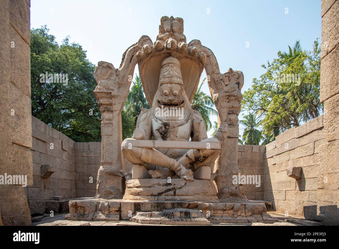 Lakshmi Narasimha oder Ugra Narasimha Tempel in Hampi. Hampi, die Hauptstadt des Vijayanagar Imperiums, gehört zum UNESCO-Weltkulturerbe. Stockfoto