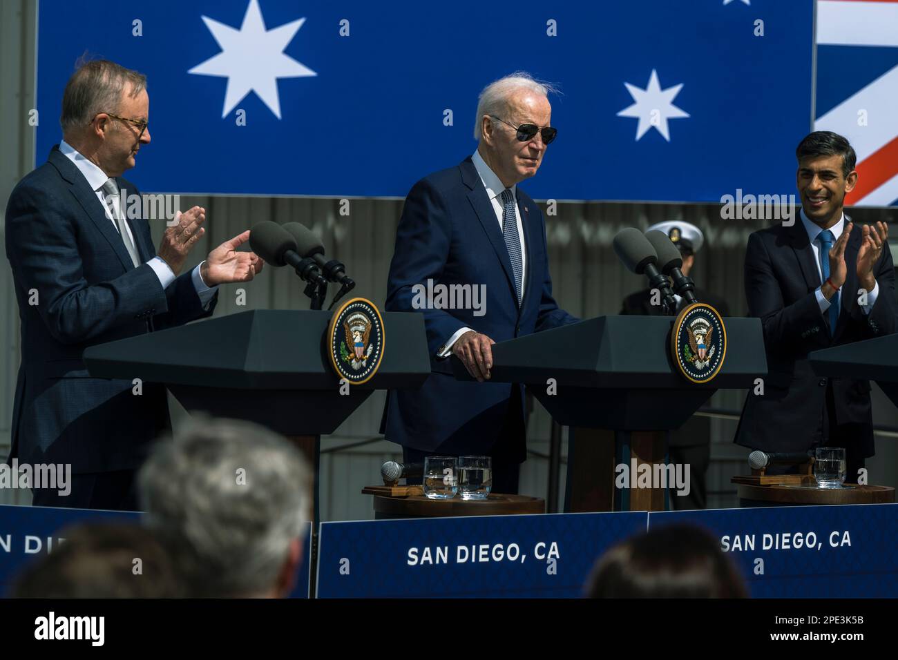 San Diego, Vereinigte Staaten von Amerika. 13. März 2023. US-Präsident Joe Biden, Center, beantwortet eine Frage, während der britische Premierminister Rishi Sunak, Right, und der australische Premierminister Anthony Albanese, Left, während einer Pressekonferenz im Anschluss an ihr trilaterales Treffen am Point Loma Marinestützpunkt am 13. März 2023 in San Diego, Kalifornien, applaudieren. Kredit: Chad McNeeley/DoD Photo/Alamy Live News Stockfoto