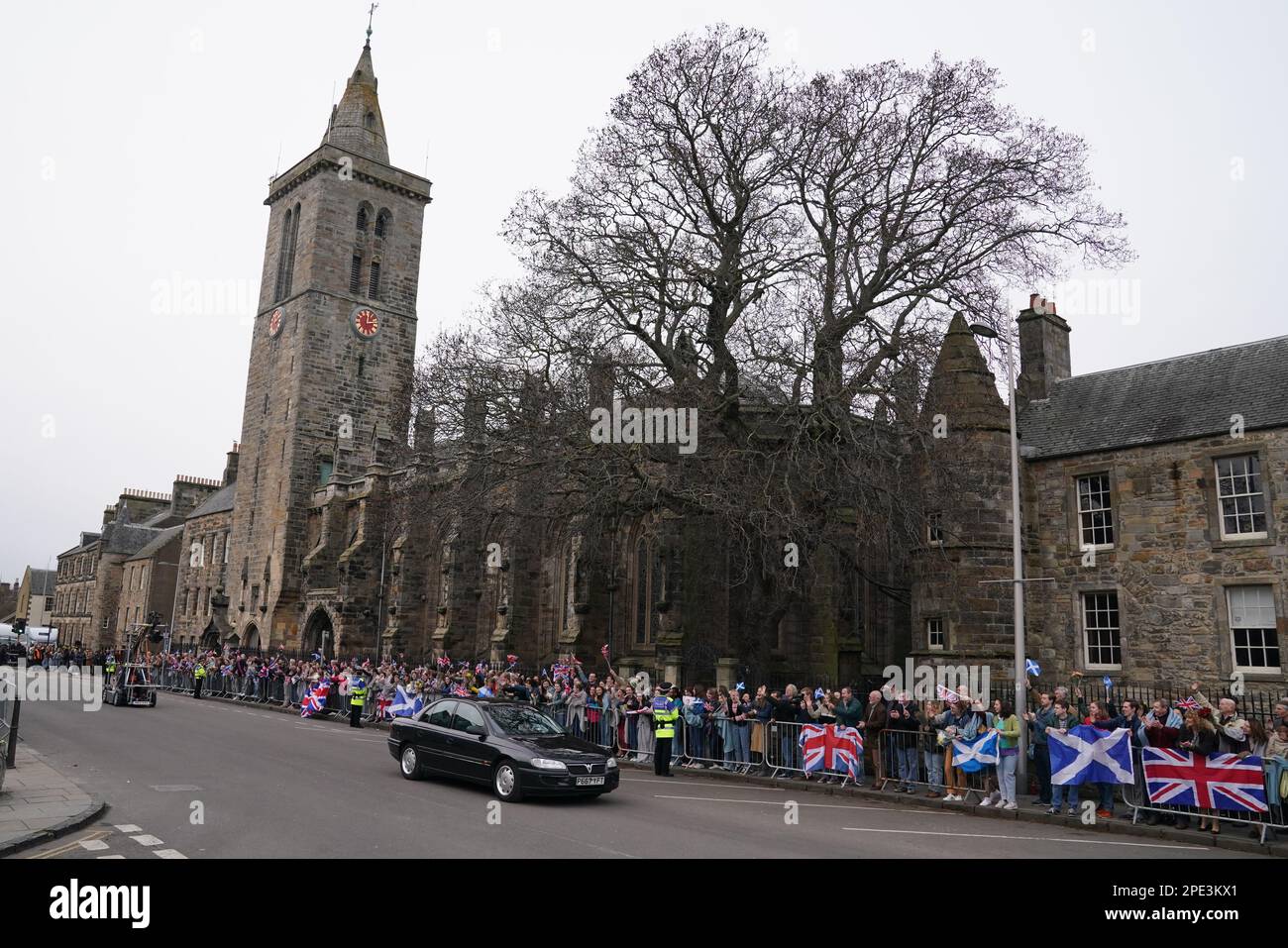 Ed McVey (im Auto) spielt die Rolle von Prinz William, während sie Szenen für die nächste Staffel der Krone in St. Andrews, Schottland, drehen. Bilddatum: Mittwoch, 15. März 2023. Stockfoto