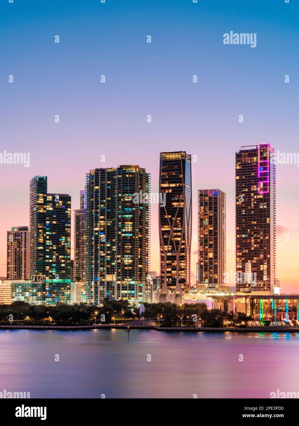 Skyline von Miami Downtown bei Sonnenuntergang, beleuchtete Floridas Ostküste Miami Florida USA Stockfoto