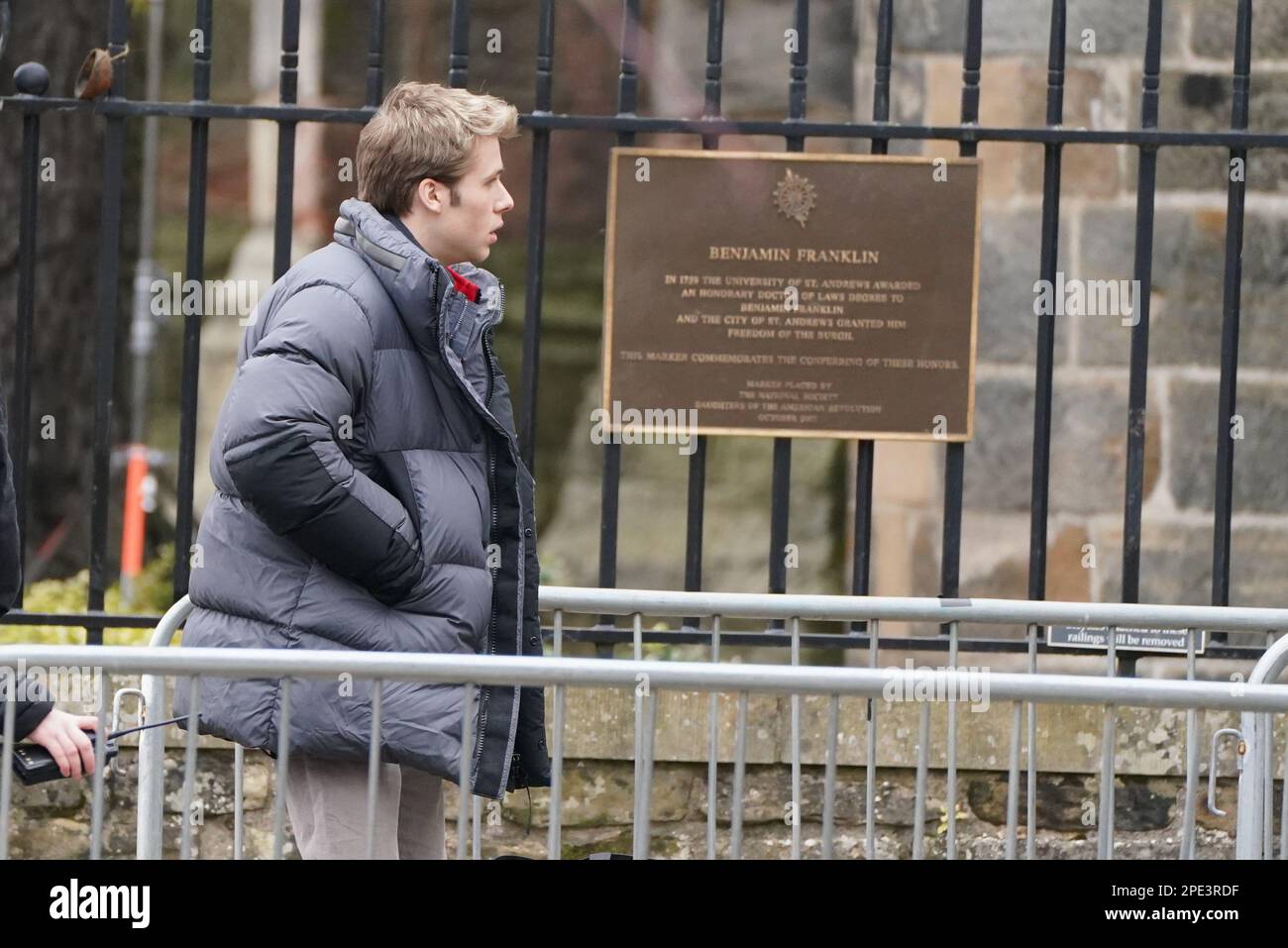 Ed McVey spielt die Rolle von Prinz William am Set, während sie Szenen für die nächste Staffel der Krone in St. Andrews, Schottland, drehen. Bilddatum: Mittwoch, 15. März 2023. Stockfoto