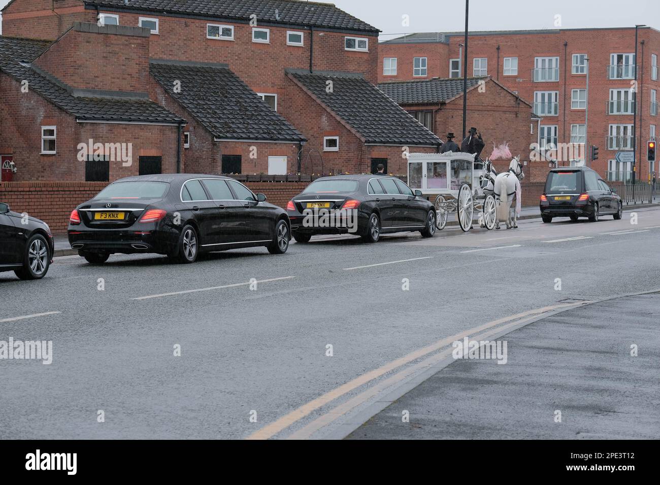 Warrington Parish Church/St. Elfin's Church, Warrington, Großbritannien - 15. März 2023 - die Beerdigung von Brianna Ghey in St. Elfin's Church in Warrington. Die Trauernden wurden gebeten, bei einer Feier von briannas Leben rosa zu tragen. Brianna, ein Transgender-Mädchen, wurde am Samstag, den 11. Februar, in Culcheth Linear Park, Warrington, Cheshire, erstochen. Sie war 16 Jahre alt. Ein Mädchen aus Warrington, Cheshire und ein Junge aus Leigh, Lancashire, beide im Alter von 15 Jahren, wurden wegen Mordes angeklagt. Credit Mark Lear/Alamy Live News Stockfoto