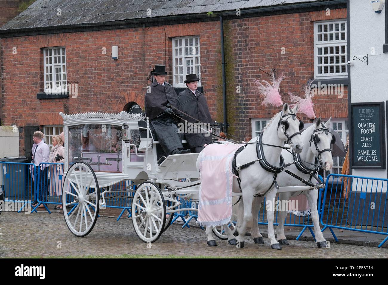 Warrington Parish Church/St. Elfin's Church, Warrington, Großbritannien - 15. März 2023 - die Beerdigung von Brianna Ghey in St. Elfin's Church in Warrington. Die Trauernden wurden gebeten, bei einer Feier von briannas Leben rosa zu tragen. Brianna, ein Transgender-Mädchen, wurde am Samstag, den 11. Februar, in Culcheth Linear Park, Warrington, Cheshire, erstochen. Sie war 16 Jahre alt. Ein Mädchen aus Warrington, Cheshire und ein Junge aus Leigh, Lancashire, beide im Alter von 15 Jahren, wurden wegen Mordes angeklagt. Credit Mark Lear/Alamy Live News Stockfoto