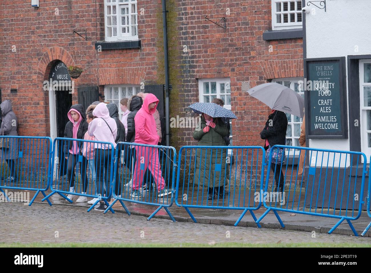 Warrington Parish Church/St. Elfin's Church, Warrington, Großbritannien - 15. März 2023 - die Beerdigung von Brianna Ghey in St. Elfin's Church in Warrington. Die Trauernden wurden gebeten, bei einer Feier von briannas Leben rosa zu tragen. Brianna, ein Transgender-Mädchen, wurde am Samstag, den 11. Februar, in Culcheth Linear Park, Warrington, Cheshire, erstochen. Sie war 16 Jahre alt. Ein Mädchen aus Warrington, Cheshire und ein Junge aus Leigh, Lancashire, beide im Alter von 15 Jahren, wurden wegen Mordes angeklagt. Credit Mark Lear/Alamy Live News Stockfoto
