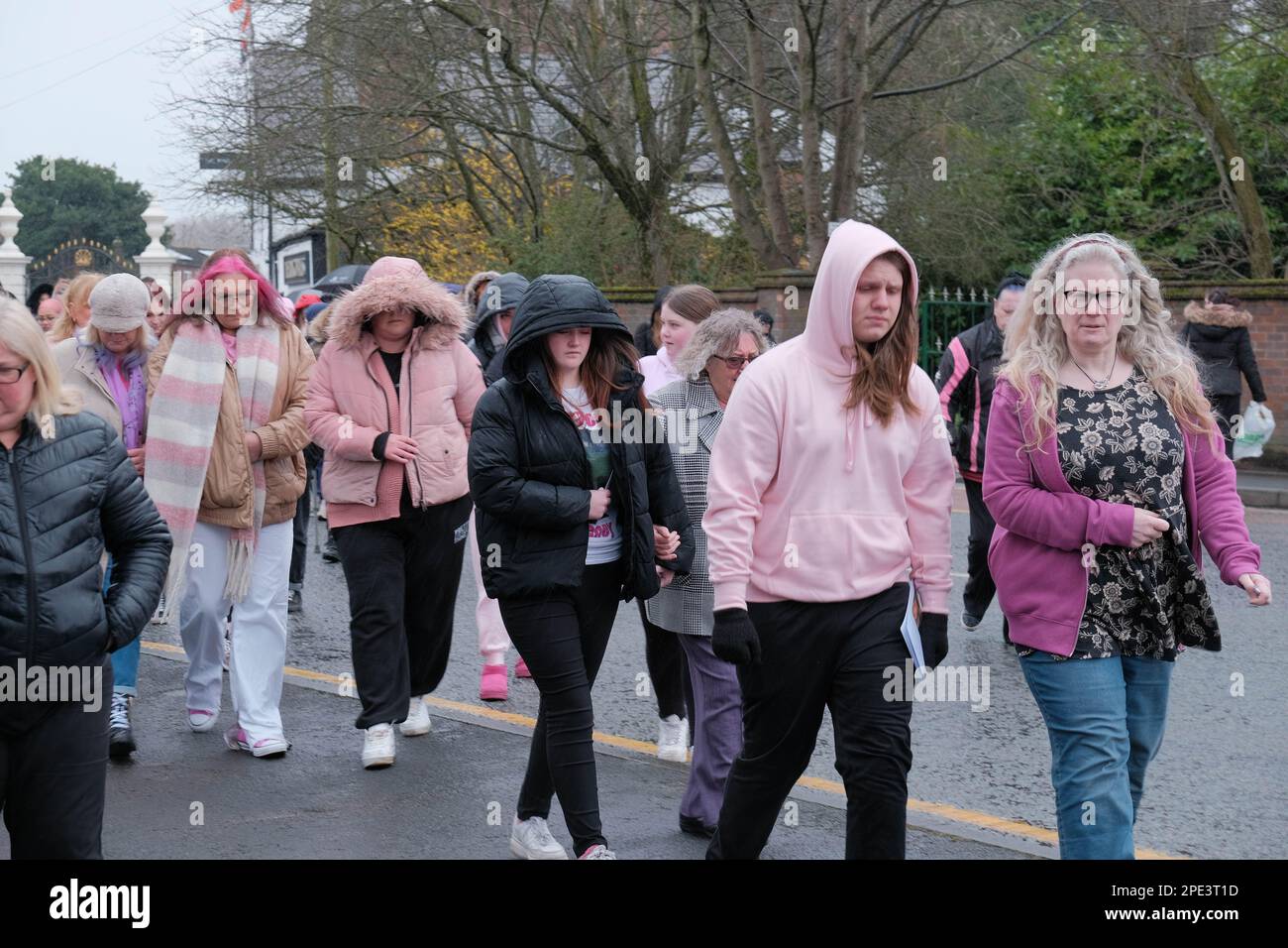 Warrington Parish Church/St. Elfin's Church, Warrington, Großbritannien - 15. März 2023 - die Beerdigung von Brianna Ghey in St. Elfin's Church in Warrington. Die Trauernden wurden gebeten, bei einer Feier von briannas Leben rosa zu tragen. Brianna, ein Transgender-Mädchen, wurde am Samstag, den 11. Februar, in Culcheth Linear Park, Warrington, Cheshire, erstochen. Sie war 16 Jahre alt. Ein Mädchen aus Warrington, Cheshire und ein Junge aus Leigh, Lancashire, beide im Alter von 15 Jahren, wurden wegen Mordes angeklagt. Credit Mark Lear/Alamy Live News Stockfoto