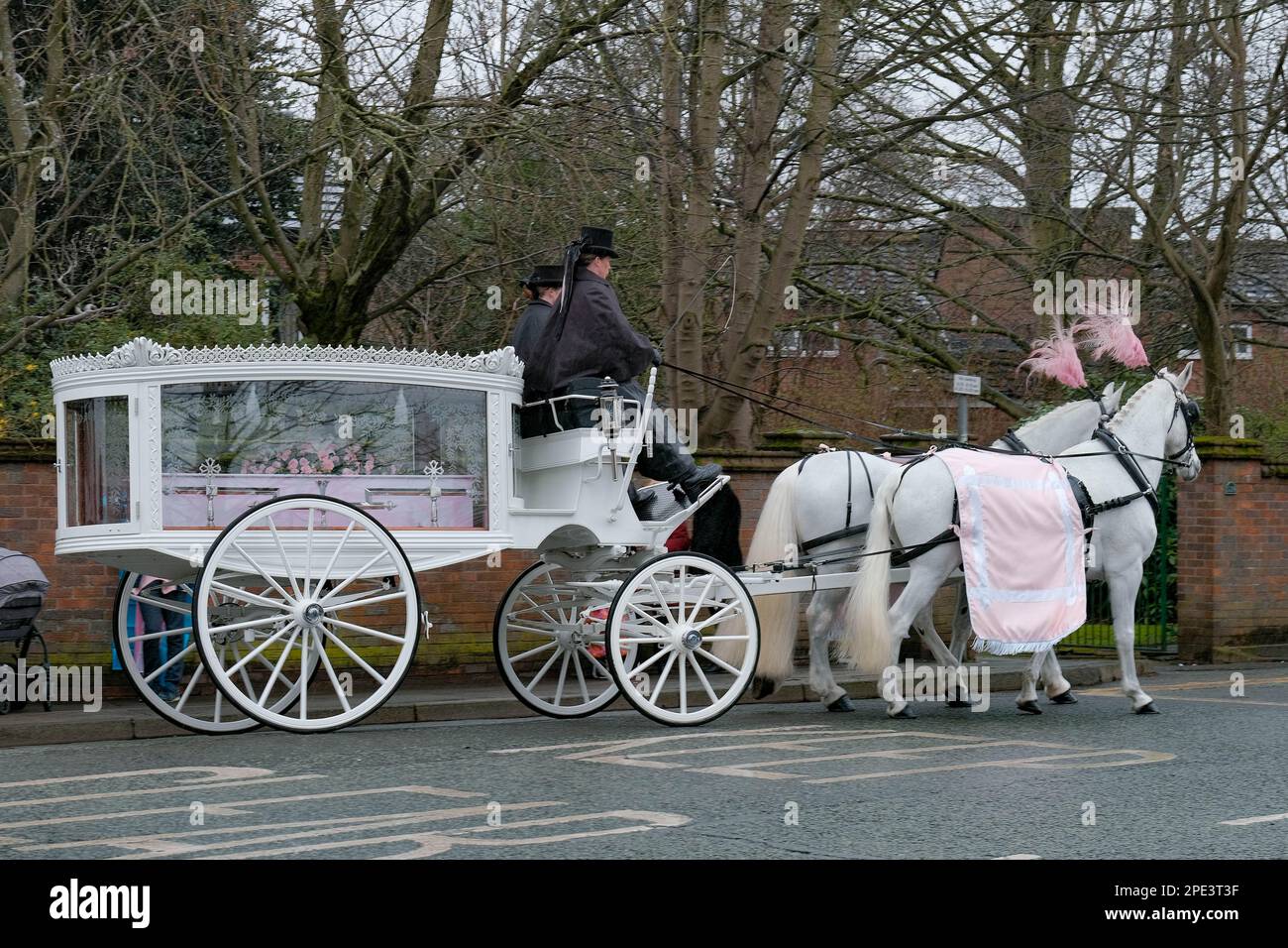 Warrington Parish Church/St. Elfin's Church, Warrington, Großbritannien - 15. März 2023 - die Beerdigung von Brianna Ghey in St. Elfin's Church in Warrington. Die Trauernden wurden gebeten, bei einer Feier von briannas Leben rosa zu tragen. Brianna, ein Transgender-Mädchen, wurde am Samstag, den 11. Februar, in Culcheth Linear Park, Warrington, Cheshire, erstochen. Sie war 16 Jahre alt. Ein Mädchen aus Warrington, Cheshire und ein Junge aus Leigh, Lancashire, beide im Alter von 15 Jahren, wurden wegen Mordes angeklagt. Credit Mark Lear/Alamy Live News Stockfoto