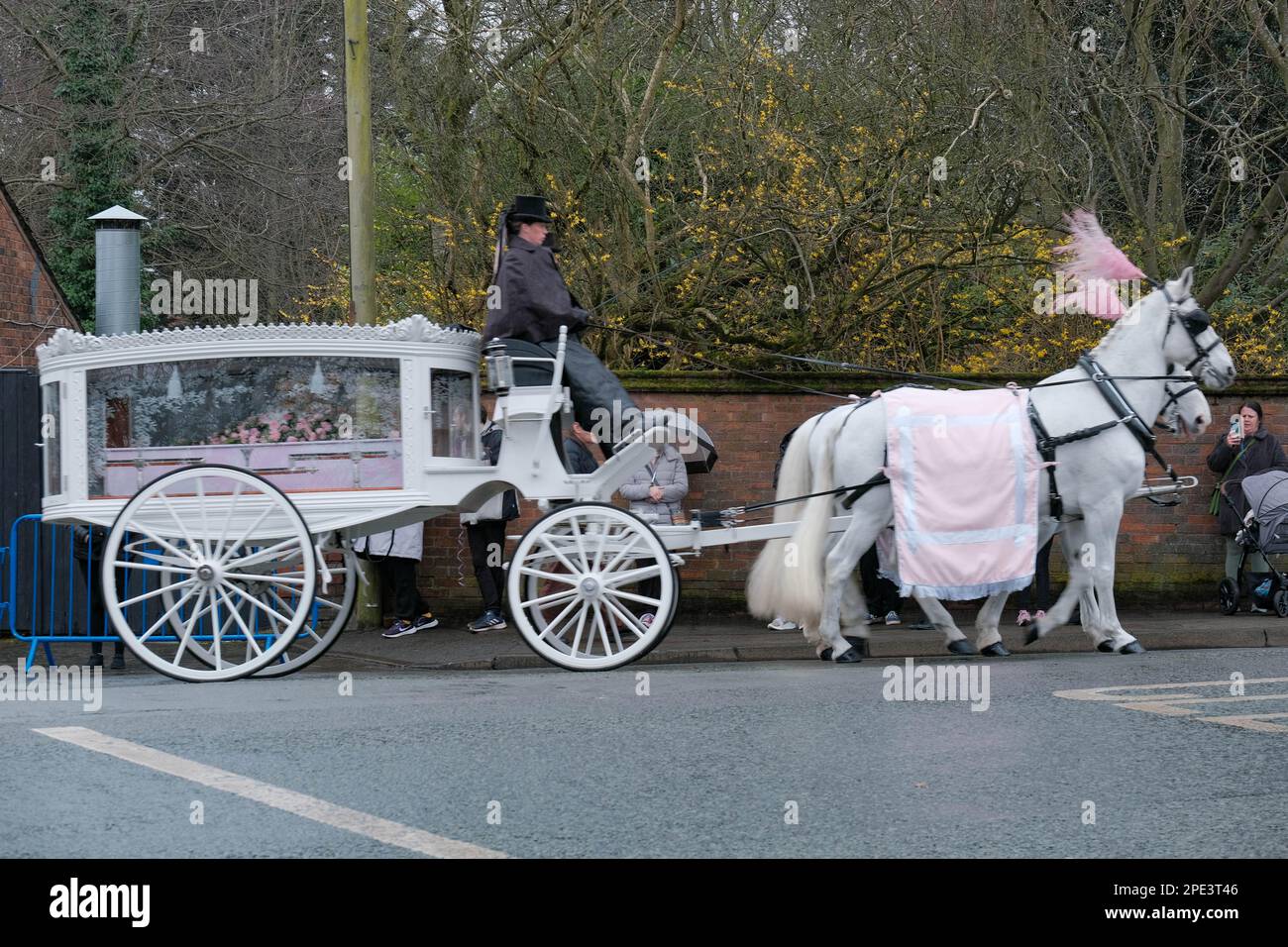 Warrington Parish Church/St. Elfin's Church, Warrington, Großbritannien - 15. März 2023 - die Beerdigung von Brianna Ghey in St. Elfin's Church in Warrington. Die Trauernden wurden gebeten, bei einer Feier von briannas Leben rosa zu tragen. Brianna, ein Transgender-Mädchen, wurde am Samstag, den 11. Februar, in Culcheth Linear Park, Warrington, Cheshire, erstochen. Sie war 16 Jahre alt. Ein Mädchen aus Warrington, Cheshire und ein Junge aus Leigh, Lancashire, beide im Alter von 15 Jahren, wurden wegen Mordes angeklagt. Credit Mark Lear/Alamy Live News Stockfoto