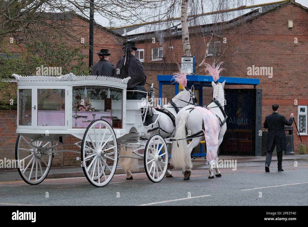 Warrington Parish Church/St. Elfin's Church, Warrington, Großbritannien - 15. März 2023 - die Beerdigung von Brianna Ghey in St. Elfin's Church in Warrington. Die Trauernden wurden gebeten, bei einer Feier von briannas Leben rosa zu tragen. Brianna, ein Transgender-Mädchen, wurde am Samstag, den 11. Februar, in Culcheth Linear Park, Warrington, Cheshire, erstochen. Sie war 16 Jahre alt. Ein Mädchen aus Warrington, Cheshire und ein Junge aus Leigh, Lancashire, beide im Alter von 15 Jahren, wurden wegen Mordes angeklagt. Credit Mark Lear/Alamy Live News Stockfoto