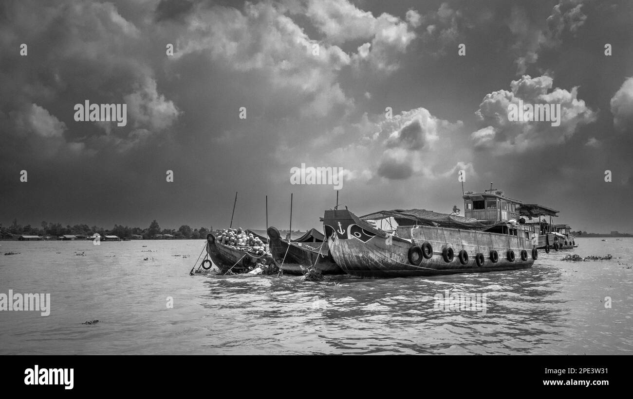 Traditionelle hölzerne Boote, die am Mekong River bei Long Xuyen im Mekong-Delta, Vietnam, festgemacht sind. Stockfoto