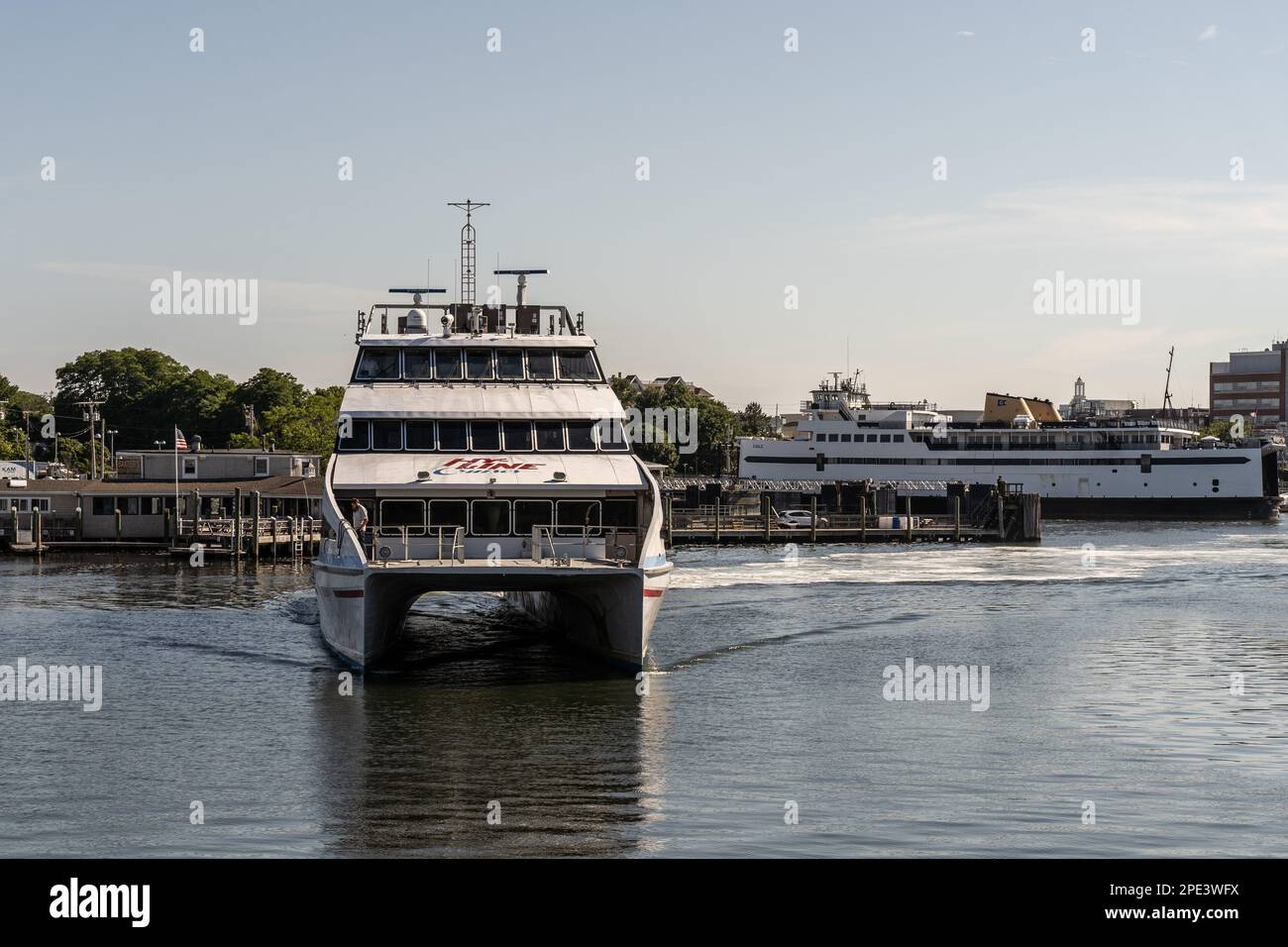 Hyannis Port, Massachusetts - 8. Juli 2022: Die Hochgeschwindigkeitsfähre der HY-Line erreicht den Hafen von Hyannis nach einer Fahrt zum Weingut von Martha mit Kopierplatz. Stockfoto